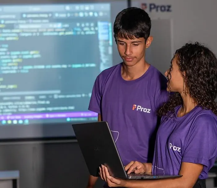 Aluno ou profissional do curso de Desenvolvimento de Sistemas em atividade prática