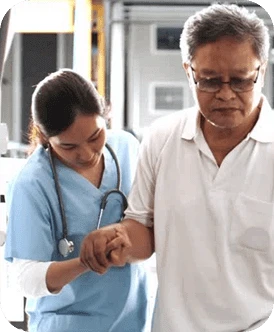 Técnica em Enfermagem amparando um paciente idoso em atendimento domiciliar