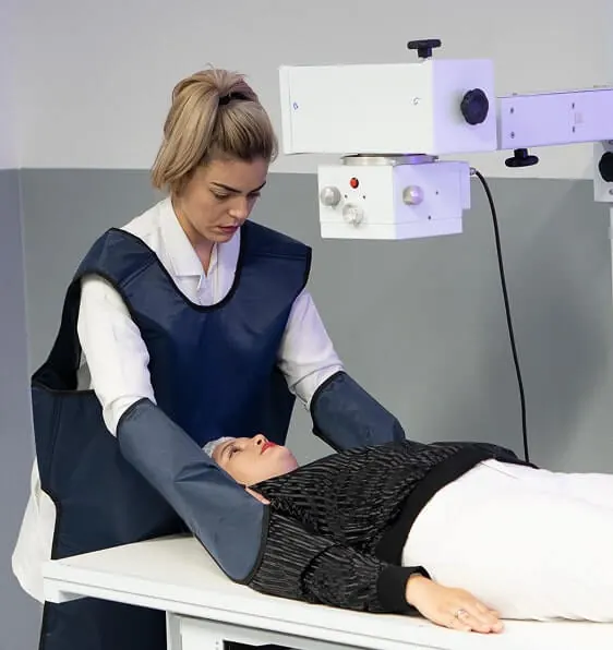 Aluno ou profissional do curso de Radiologia em atividade prática