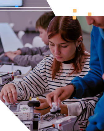 garota interagindo com tecnologia